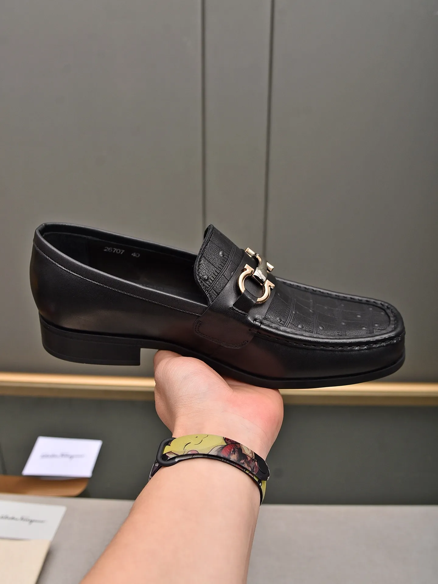 Men's shoes 💰: 460 [Original running volume and quality] Brand: Ferragamo (Ferragamo) Size: Men's size 38/44 (45 can be customized) Grade: Same style as the official website High-end quality men's shoes Material: Original first-layer calfskin Water-dyed cowhide lining Original outsole Style categories: Men's fashion formal business casual leather shoes Slip-on men's high-top series Young fashion European and American trends British style Casual matching Comfortable on the feet